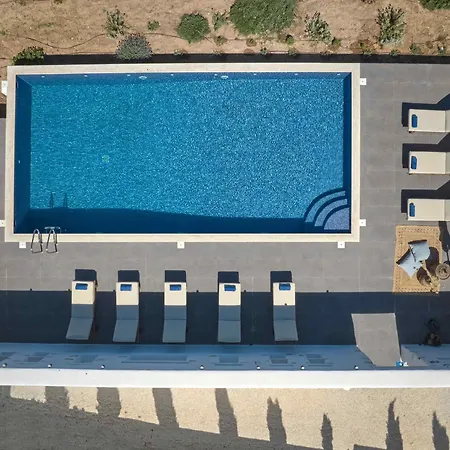 Luxurious Pactia Amazing Pool